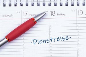 Kalender mit Schrift Dienstreise darauf