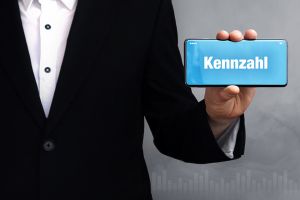 Smartphone mit Schriftzug Kennzahl