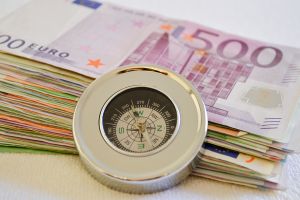 Geldscheine mit eine Kompass davor